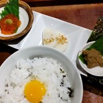 灼味噌らーめん 八堂八 - ヤンニョムケジャンの辛味噌らーめんセット 2000円、カニ味噌焼き＆韓国海苔＆いくら味噌漬け＆ミニご飯うずらのせになります