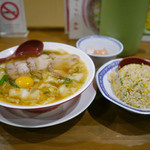 彩華ラーメン  - 彩華ラーメン バラチャーシュ入り（小）￥880