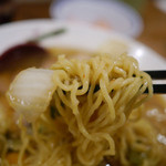 彩華ラーメン  - 中細ちぢれ麺