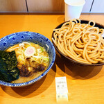 220731234 - つけ麺 並　890円
                      
                      極太ストレート、まるでうどんのルックス！
                      モッチモチで、強烈な麦香が、とても良い。
                      リアルタイムで、製麺室で作業者が見えます!
                      国産小麦と全粒粉に拘っているとのこと。