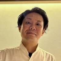 ひがしやま 司 -  お茶目なご主人の宮下さん。「祗園 さゝ木」、「祗園 丸山」で修業した後、2021年に京都・東山にこちらのお店をオープン。RED  U-35 2016年シルバー受賞の実力者。