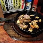 焼き鳥&焼きラム うまいける - ラムのアヒージョ（食べ掛け）