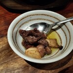 焼き鳥&焼きラム うまいける - アヒージョを取り分けた小皿