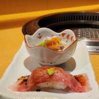 近江うし焼肉 にくTATSU 銀座店 - サーロインの炙り寿司と本日の逸品