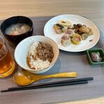 ソラリア西鉄ホテル台北西門 - 私はビュッフェの中から日本食を中心に選んでみました。
             
            メインは玉子焼きとキノコの煮込みサバの塩焼きをお皿に乗せてみました。
             