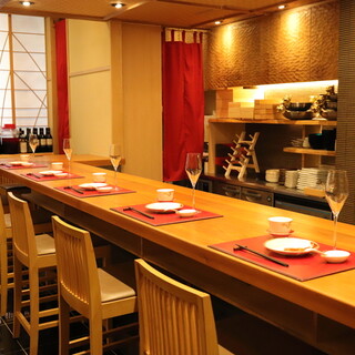 A relaxing space with a Japanese feel, perfect for dining alone or with friends.