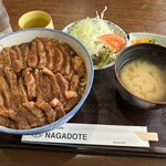 お食事処 ながどて - 味噌汁、サラダとお漬物を添えて