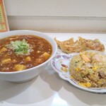 知味飯店 - マーボーメン、五目チャーハン、焼餃子