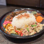 創作居酒家 NoBuSHo - ２０２３年１０月再訪：グリーンカレーキーマ創作タイカレー ＆ 豚モツのヴィンダルゥうま辛の赤ワインベース 大盛り☆