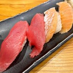 豊洲 銀ちゃん食堂 - 握り寿司 鮪 二貫 150円
            握り寿司 トロサーモン 二貫 150円
