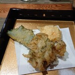 魚料理・もつ鍋  山咲き - 揚げ物。イワシの梅肉包み(大葉)は塩不要、えびしんじょう(薄ピンク)も甘味が際立つ。しらすと何かの混ぜたかき揚げ(笑)は塩を付けて良い味。