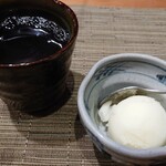 Sakanaryouri Motsunabe Yamasaki - ほうじ茶と柚子シャーベット。濃いめのお茶が熱くて美味しい。シャーベットも言われなくても「私は柚子でございます」と喋り出すような柚子。飲み物もそうだけど、本当に気遣いのあるお店さん。