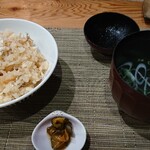 魚料理・もつ鍋  山咲き - 鯛ご飯、お吸い物、香の物。鯛ご飯はもう単独でおかずご飯。これで白飯が食べられそうな位、しっかりのお味。お吸い物は出汁と相まって塩味が強くて飲みきらなかった。香の物はお体裁で必要？