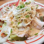 魚料理・もつ鍋  山咲き - 豚しゃぶサラダ。ゴマドレッシングも自家製かも(自信無いけど、単純な味ではなかった)。お野菜もしゃくしゃく、豚肉も程よい湯で上がり。ドレッシングも適量。適当なサラダとは違う美味しいヤツ。