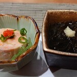 Sakanaryouri Motsunabe Yamasaki - 酢の物コンビ。左はあん肝、右は岩もずく。岩もずくは、やや太め長め。粘ってくださってます。塩味も柔らか目。あん肝も、底にタレが置かれており、下の青みの物と一緒に食べて美味しいヤツ。