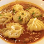 ネパールステーション - クワティモモ。じっくり煮込んだインゲンほかいろんな種類の豆がたくさん入ったカレースープにモモが浮かぶ。