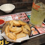 Izakaya Ikk Yuu - チンチロリンポテトフライ(ゾロ目で100円でした)とメガジョッキ(タイムサービスで330円)