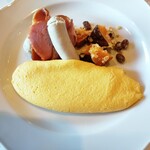 カーブドッチ - 一番人気のオムレツ　ふわトロ。奥のソーセージとベーコン、カボチャもすごく美味しい
