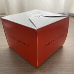 PIERRE HERME PARIS - 紅白な箱へ収まる。