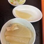 Chuukaryouri Kiraku - 副菜は大根煮付け.キャベツ浅漬け.缶モモ