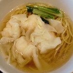 ブリル飯店 - “海老ワンタン麺“、透明な”スープ“に大きな”海老ワンタン“が４個、”小松菜“と言うシンプルな構成です。