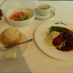 ハンバーグステーキとサーモンフライのセット