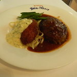 ハンバーグステーキとサーモンフライ