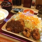 どんじゅう - サービスミックス定食。
                                490円。
                                コスパたけぇ！