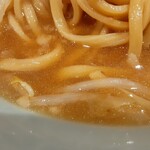 ラーメン 盛太郎 - 下からどんどん醤油タレが現れてきて、自動的にカラメなスープに変身しておりました。自分はそれが好みだから全然OKなんですが、薄めるとなると修整きかないからなあ....
