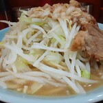 ラーメン 盛太郎 - 意外にキャベツが見え隠れしている、増減頼まずのヤサイ。下手に増やすと大変なのでね....
