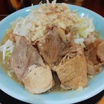 ラーメン 盛太郎 - やってきたのはラーメン(850円)の麺カタメ、コールはアブラ。注)ヤサイ、ニンニク、アブラ、カラメ(醤油タレ)の増減、要不要は食券を渡すときに聞かれますのでどうするか伝えます。