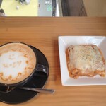 コージースタンドコーヒー - キャラメルラテ(ホット)、ラザニア。