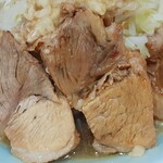 ラーメン 盛太郎 - いつもより醤油タレ染み染みな豚さん。ホントは２枚のはずが、おまけ付きでござんした。脂身は少なめなので、その分アブラコールして。でもたまにアブラマシマシになっていたことが....