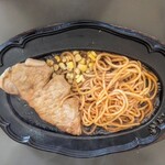 Coffee＆Lunch チャム - 豚しょうが焼き定食。厚さは8mmまーまー薄い(笑)。スパゲティでボリューム出し。キャベツ別盛り。