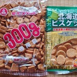 坂栄養食品　坂ビスケット売店 - 左しおフライＡ字ビスケットお徳用、右北海道ビスケット