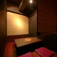 御肉 平川 - 落ち着いた雰囲気の店内。