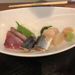 Gomyo No Mukai - お刺身は、鰹、秋刀魚、帆立。わさびと生姜。秋刀魚は、皮目を炙ってありますが細身でした。