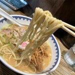 東京ラーメンショー 極み麺 - 平打ちの中太ちぢれ麺。まずまずの食感を感じられます