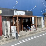 Menya Tamagusuku - 店の外観　※土曜日の営業時間、約15分前、既に行列が