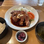 Jackson's Market - ご飯のうえに紫蘇のふりかけがあるだけで雰囲気がグレードアップします。お替わりでもありました、気が効いていますね。（"ゆかり"って言うのかな）お味噌汁もしっかりわかめとお揚げさんが入ってました。