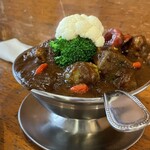 トマト - チキン(大山地鶏骨付)カレー(2,400円)・季節の野菜入り(700円)