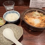 酒と味噌煮込み 味噌煮込罠 - 味噌煮込みうどん 1000円 ※ライス、漬物付き
            2023年10月14日ランチ