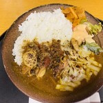 Shuura Kukan - 岡山マスカットワイン蒸し日生牡蠣と備前黒牛キーマのコラボカレー