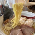 支那そば うみ - エビワンタンメン　麺リフト‼️