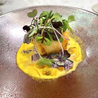 Maison DIA Mizuguchi - ⑥ミディアムレアに仕上げたサーモン
                      　・デュクセルペースト サフランクリームソース
                      　白菜のプレゼ