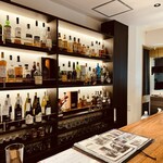 小松屋酒店 BAR - バーカウンターの奥にはたくさんのお酒が
