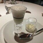 レフェルヴェソンス - 歳時記と題された、泡泡と瞬間冷凍のシャーベットのような定番メニュー。夏にはビールと枝豆というお茶目な組み合わせもあって、思わずペアリング中にビール頂いたりしたなぁ