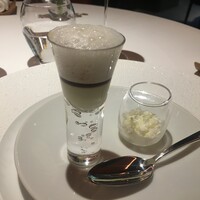 レフェルヴェソンス - 歳時記と題された、泡泡と瞬間冷凍のシャーベットのような定番メニュー。夏にはビールと枝豆というお茶目な組み合わせもあって、思わずペアリング中にビール頂いたりしたなぁ