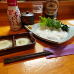 酒房 でん - ヤリイカの刺身（醤油は初見の「フンドーキン」）