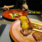 神戸牛 個室 ステーキ 吉祥 - ステーキソースをつけて